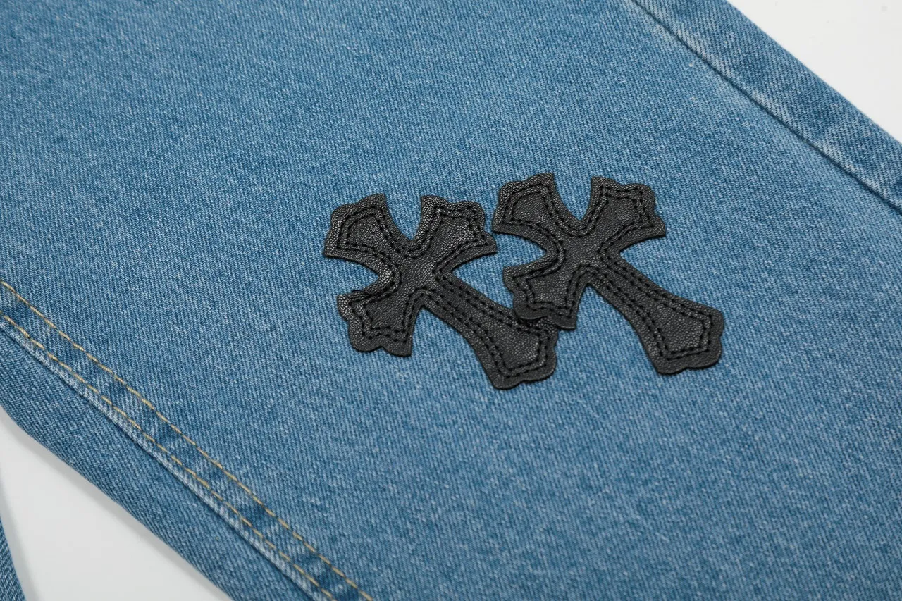 KE975#P230 The only correct leather label version on the market Chrome Hearts CH Cross embroidery distressed jeans Top ceiling quality 100% correct version The correct version is here!  Believe me this must be the best quality you will ever come across! ! Excellent value for money! !  Styles with different washes and textures are very friendly to people with thin legs and thick legs. The straight version is very flattering to the shape of the legs. The moderate length is timeless and easy to match. It is the basis of various styles and a must-have in the wardrobe! ! Add a little stacking to easily control this year's popular clean fit fabric. The fabric is stiff but the upper body is soft without losing texture. The sides and cuffs of some styles have a bone-wash effect. It's really hard not to love it! The outfit effect is immediate! ✅Correctly customize the Croxin metal leather label on the back panel. It is not sold directly with the cross on the finished jeans. 1:1 copying strives for excellence and the details are perfectly grasped. ✅The cross leather label is clear and smooth. Exquisite turning top craftsmanship. ✅Buttons, zippers and hardware are all customized versions of the Croxin LOGO. ✅High-cost washing process. Size: 28 30 32 34 36 (5 sizes)
